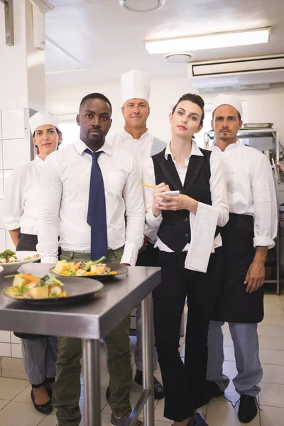 Restaurant manager met zijn keukenbrigade — Stockfoto