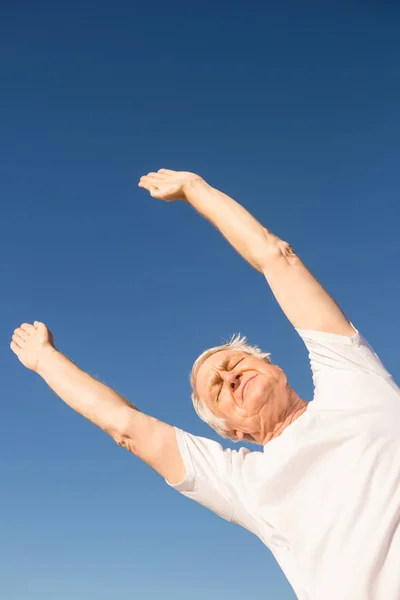 Man uit te oefenen op strand — Stockfoto