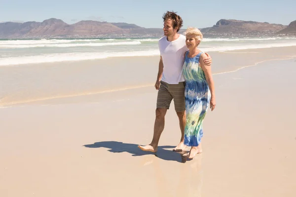 Donna e figlio a piedi sulla riva — Foto Stock
