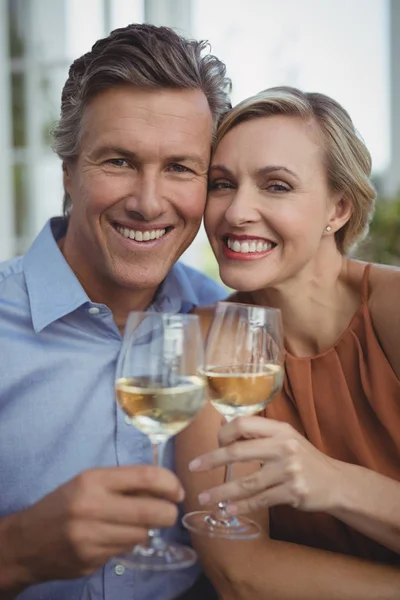 Casal brindar copos de vinho no restaurante — Fotografia de Stock