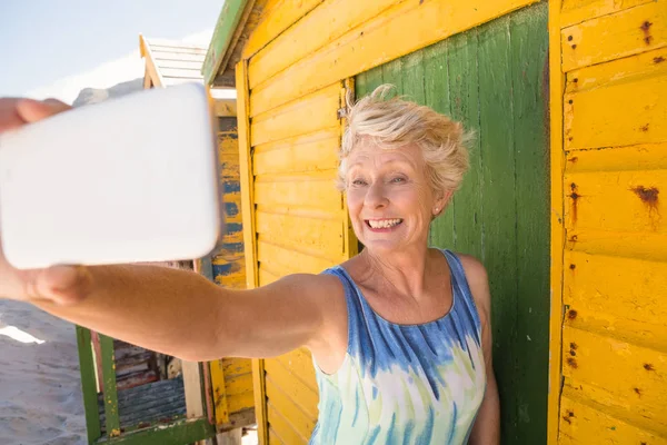 Senior mulher tomando selfie — Fotografia de Stock