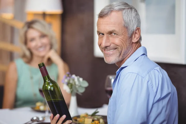 Starší pár s jídlem a červené víno — Stock fotografie