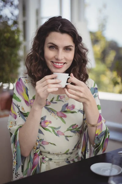 Hermosa mujer tomando café — Foto de Stock