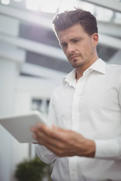 Homem bonito usando tablet digital — Fotografia de Stock