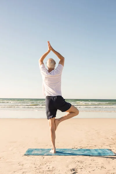 Hombre mayor haciendo yoga —  Fotos de Stock