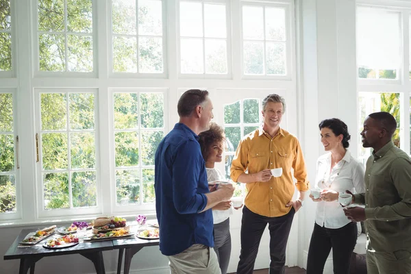 Vrienden interactie terwijl het hebben van koffie — Stockfoto