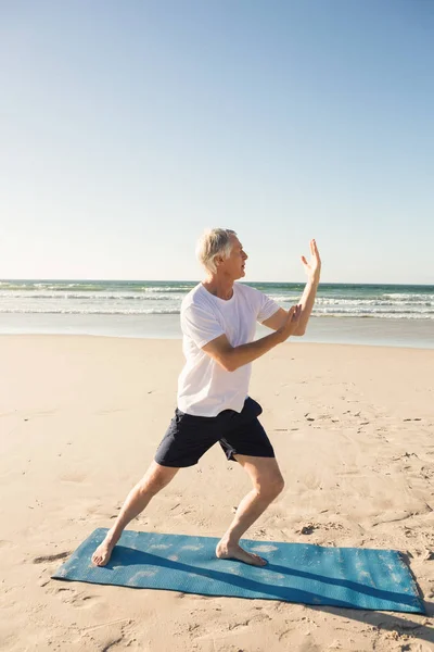 Man doen oefeningen op strand — Stockfoto