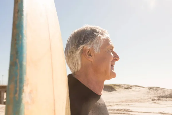 Senior man with surfboard — Stock Photo, Image