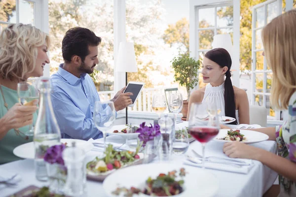 Gruppe von Freunden interagiert beim Essen — Stockfoto