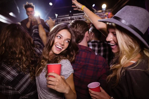 Kvinnliga vänner njuter musikfestival — Stockfoto