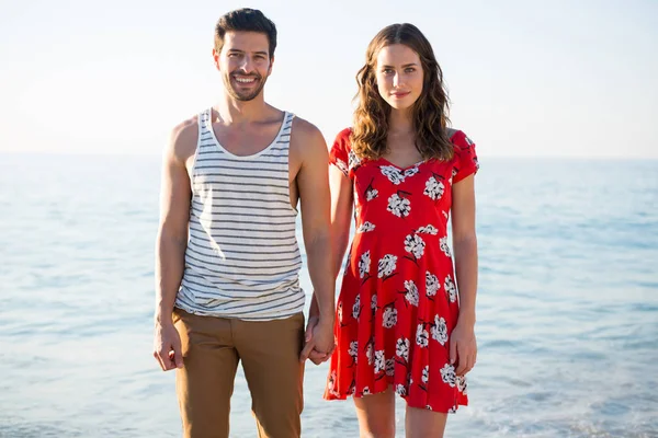 Pareja cogida de la mano en la playa —  Fotos de Stock