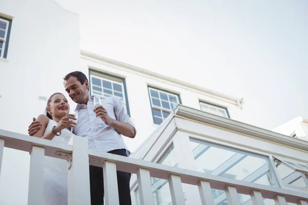 Par har champagne i balkong — Stockfoto