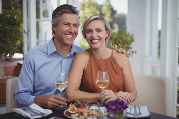 Casal tendo vinho no restaurante — Fotografia de Stock