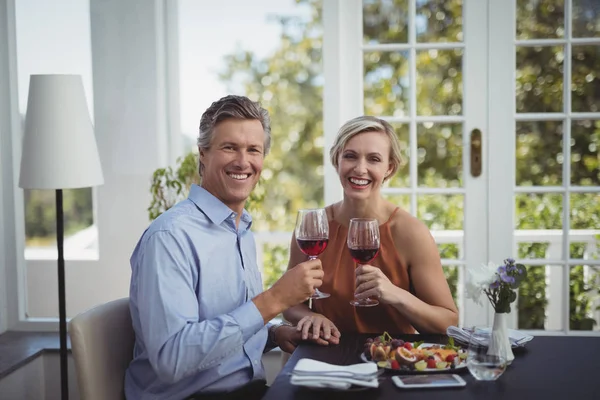 Paar stößt im Restaurant auf Gläser Wein an — Stockfoto