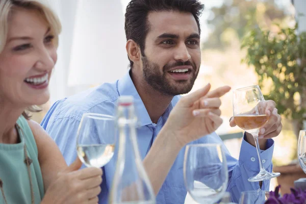 Vänner har måltid tillsammans — Stockfoto