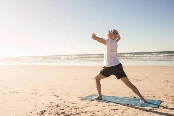 Hombre haciendo ejercicio en la playa — Foto de Stock