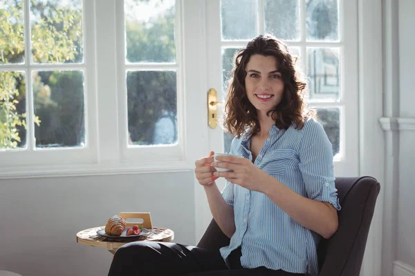 Mujer tomando una taza de café en casa —  Fotos de Stock