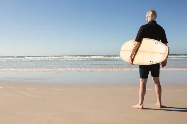 Homme âgé avec planche de surf — Photo