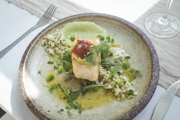 Gegarneerde eten geserveerd in plaat — Stockfoto