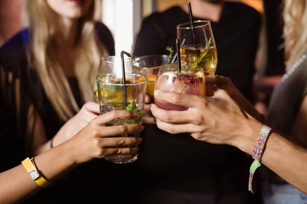 Freunde stoßen in Nachtclub auf Getränke an — Stockfoto