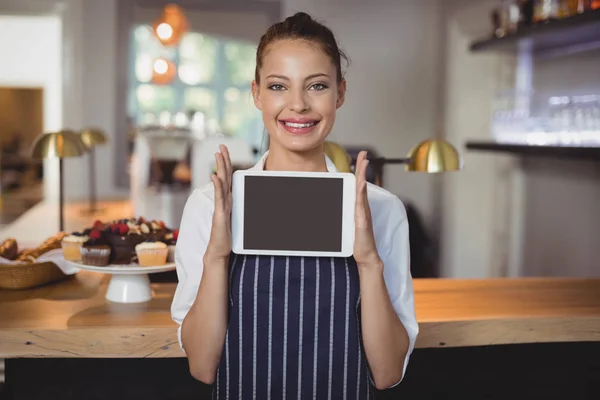 Servitris hålla digital tablett vid disken — Stockfoto