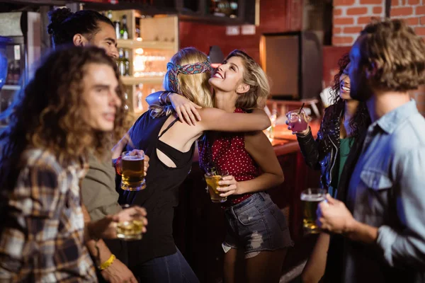 Mujeres amigas abrazándose en el club —  Fotos de Stock