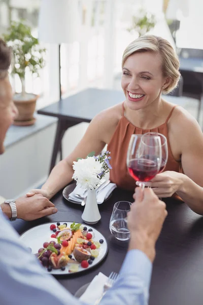 Par rostningen glas vin samtidigt ha måltid — Stockfoto