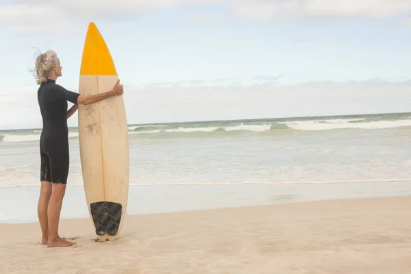 Seniorin mit Surfbrett — Stockfoto