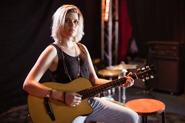 Vrouwelijke musicus spelen gitaar — Stockfoto