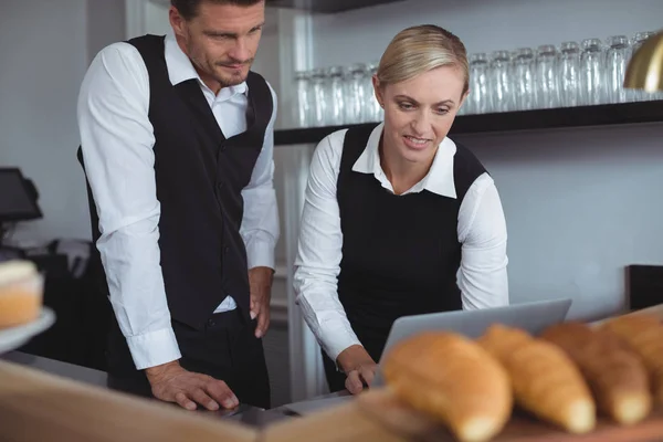 Servitrisen med laptop på counter — Stockfoto