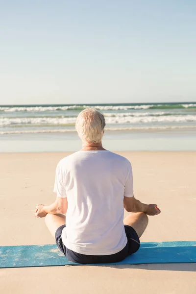 Senior macht Yoga — Stockfoto