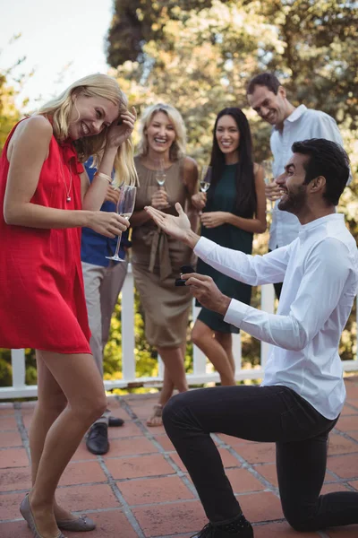 Uomo proponendo donna in balcone — Foto Stock