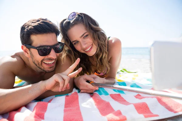 Odběr selfie pár na pláži — Stock fotografie