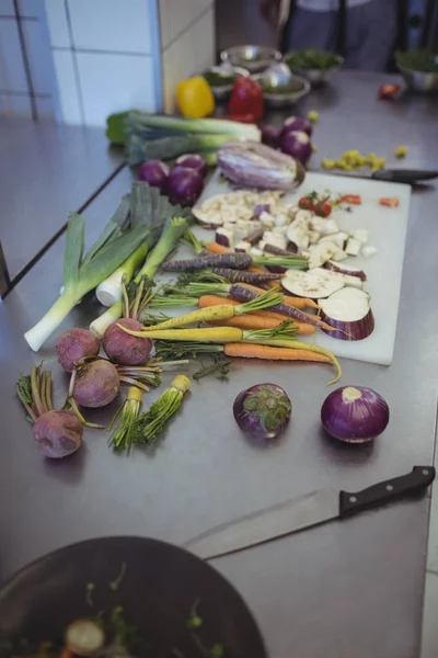 Legumes picados na bancada da cozinha — Fotografia de Stock