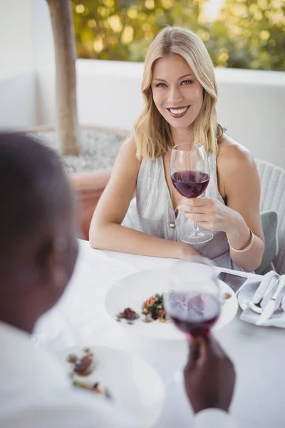 Couple toasting their wine glasses — Stock Photo, Image