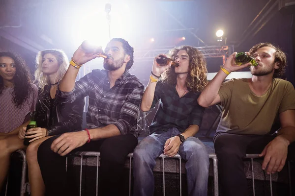 Amigos varones bebiendo cerveza en el club nocturno — Foto de Stock
