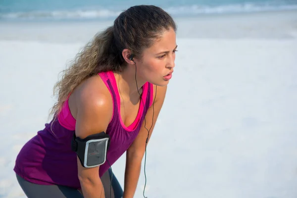 Jonge vrouw ontspannen aan het strand — Stockfoto