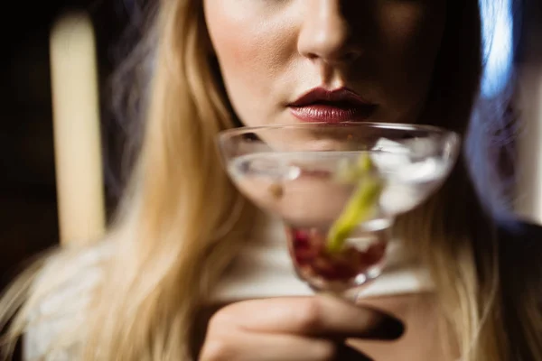 Mujer sosteniendo vaso de martini — Foto de Stock
