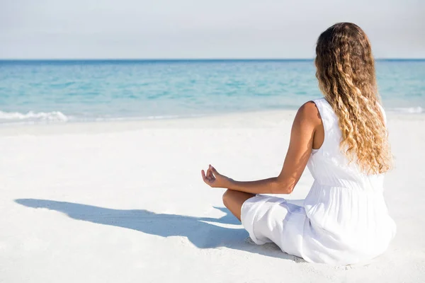 Mujer meditando en la playa — Foto de Stock