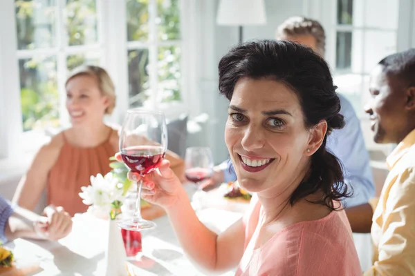 Femme tenant un verre de vin rouge — Photo