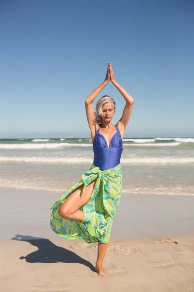 Senior kvinna som utövar yoga — Stockfoto