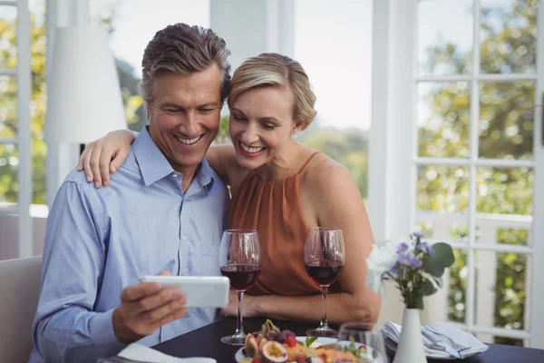 Couple profiter de l'utilisation du téléphone dans le restaurant — Photo