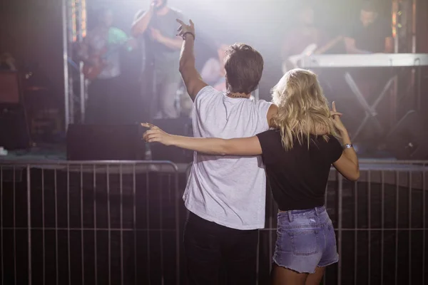 Casal desfrutando de concerto de música — Fotografia de Stock