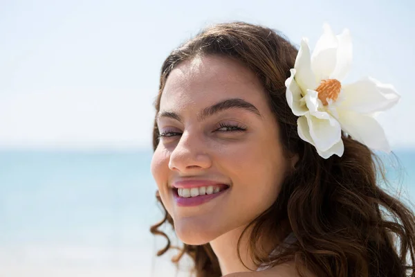 Mulher feliz usando flor — Fotografia de Stock