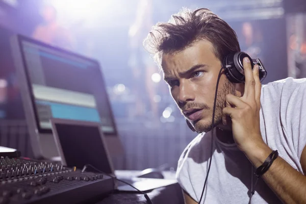 Nachdenklicher männlicher DJ mit Kopfhörer — Stockfoto