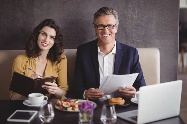 Uomo d'affari e collega in un ristorante — Foto Stock