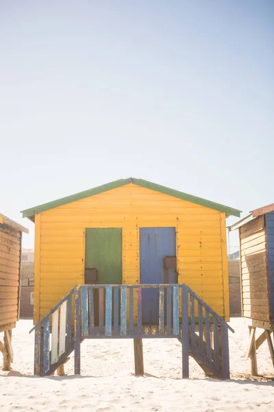 Cabana de praia amarela na areia — Fotografia de Stock
