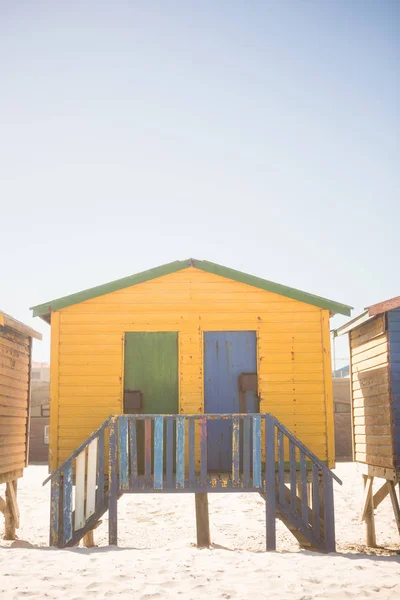 กระท่อมชายหาดสีเหลืองบนทราย — ภาพถ่ายสต็อก