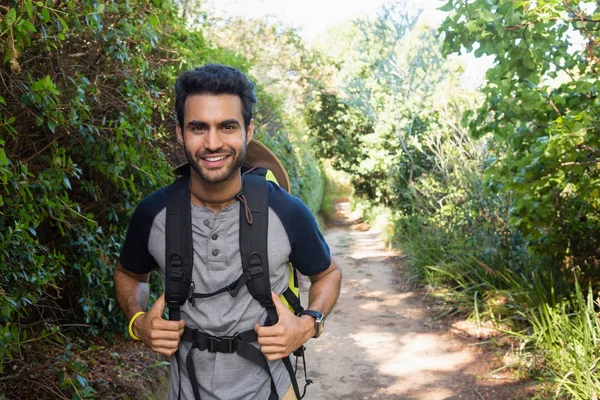 Man with backpack walking in the forest — Stock Photo, Image