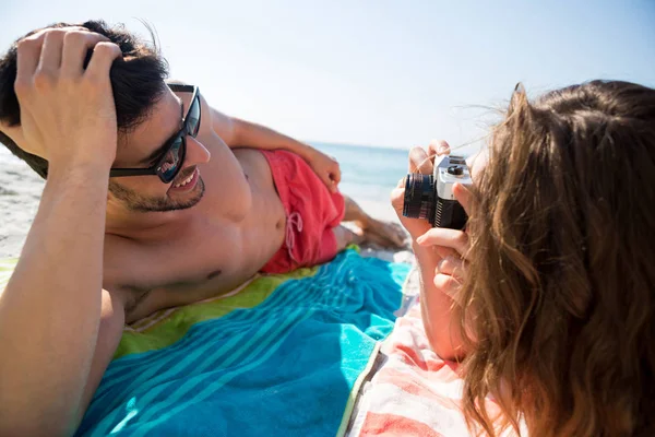 Kobieta mężczyzna fotografowania na plaży — Zdjęcie stockowe